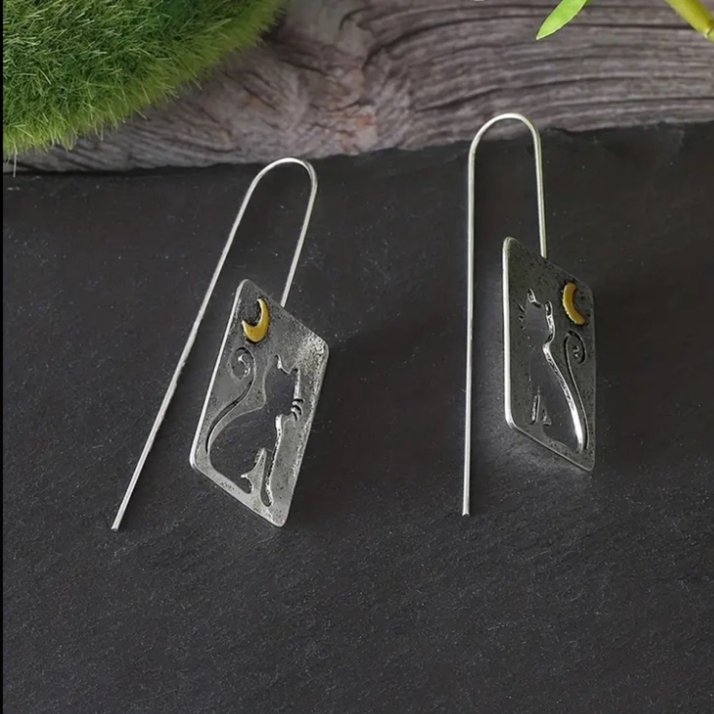 š“ Sitting Cat Cut Out Earrings - Picture 5 of 6